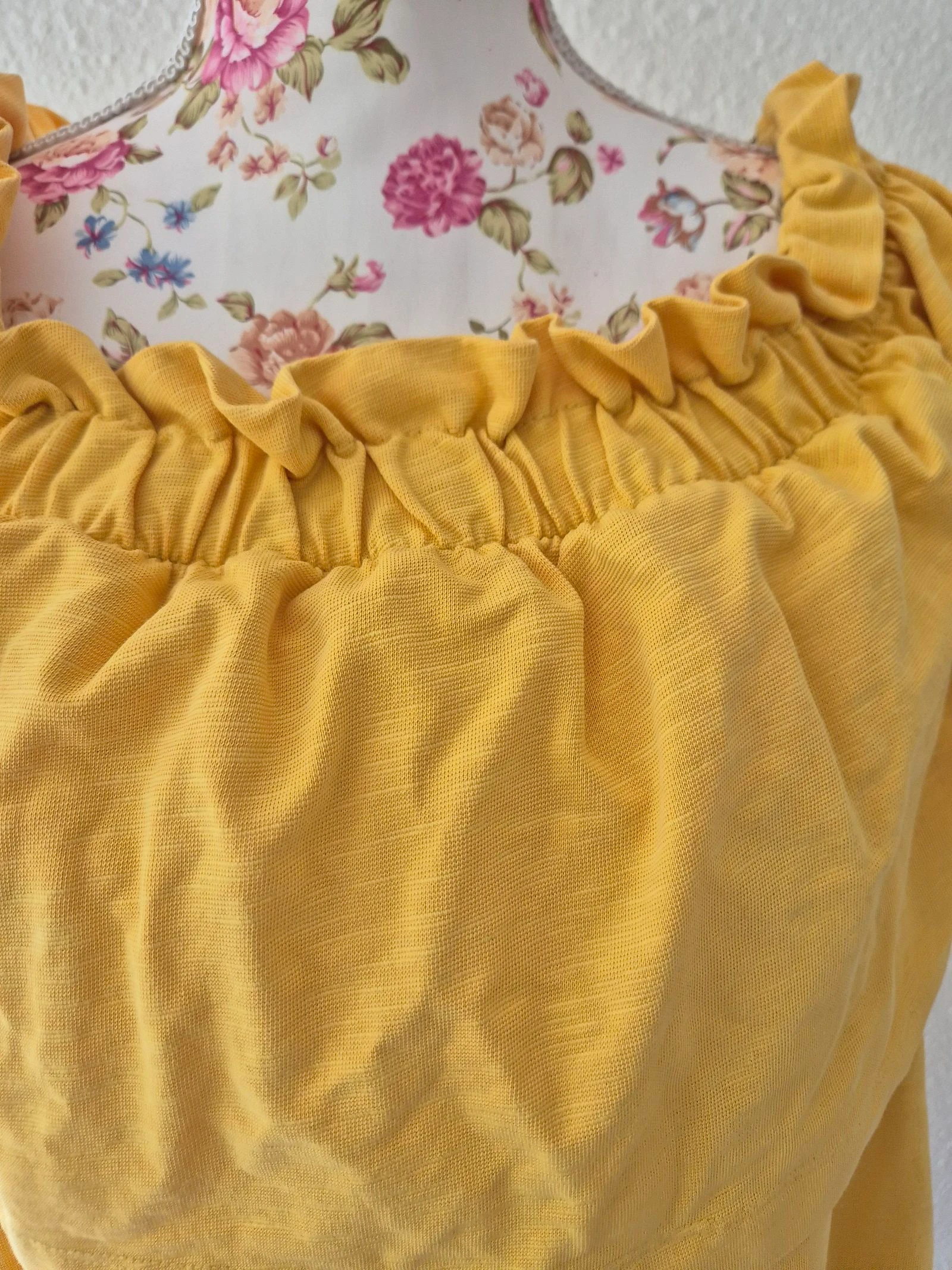 Vestido amarelo H&M G 40 ombros descobertos com babado mangas curtas bolsos algodão verão boêmio – photo 2